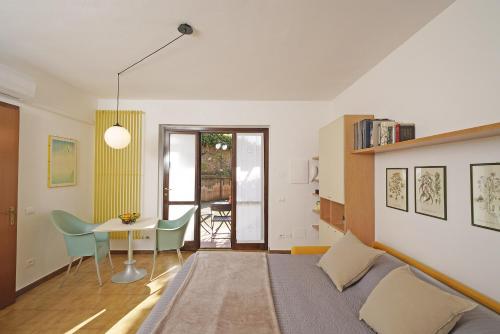 托斯科拉诺-马德尔诺I Girasoli D10 by Wonderful Italy的一间卧室，里面有一张床、一张桌子和几把椅子。