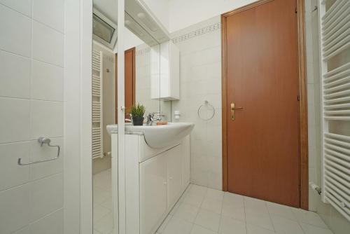 托斯科拉诺-马德尔诺I Girasoli D10 by Wonderful Italy的白色的浴室设有水槽和门