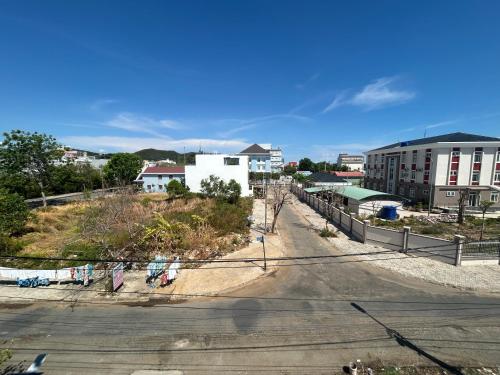 an empty street in a city with buildings at Phòng Trọ Vân Anh in Ha Tien