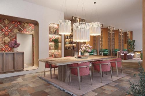 una sala da pranzo con tavolo, sedie e lampadari a braccio di Pachers - your inspiring place a Bressanone