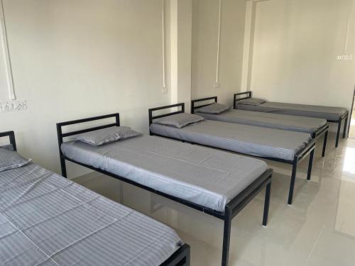 Postel nebo postele na pokoji v ubytování Dormitory & PG Times World Althan