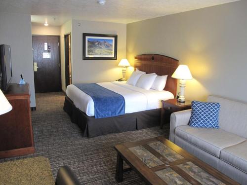 Habitación de hotel con cama grande y sofá en Best Western Timpanogos Inn en Lehi