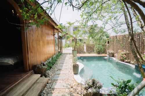 ein kleiner Pool im Hinterhof mit einem Zaun in der Unterkunft Mộc Châu Harmony in Mộc Châu