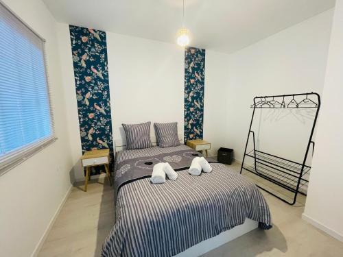 une chambre avec un lit avec deux serviettes dessus dans l'établissement Le Lussaut, à Saint-Jean-dʼAngély