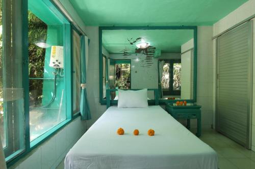una camera da letto con un letto con due arance sopra di Belvilla 93915 Bamboo Villa Near Central Ubud ad Ubud