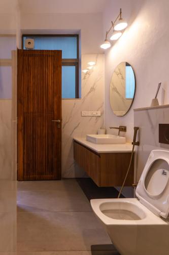 オールド･ゴアにあるApricus Villa Ambica Anjunaのバスルーム(トイレ、洗面台、鏡付)