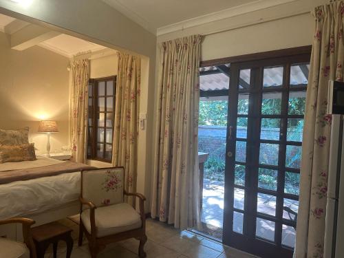 Ένα ή περισσότερα κρεβάτια σε δωμάτιο στο Salt Rock Manor