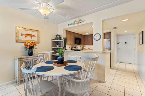Η κουζίνα ή μικρή κουζίνα στο Just Beachy-Ocean View-2nd FL condo
