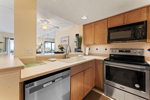 Η κουζίνα ή μικρή κουζίνα στο Just Beachy-Ocean View-2nd FL condo