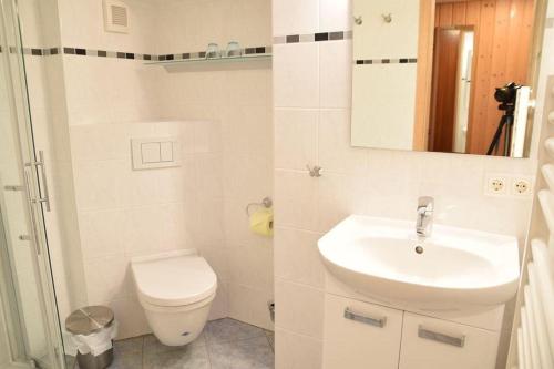 ヴェスターラントにあるBreslauer Str. 22, EFHの白いバスルーム(洗面台、トイレ付)
