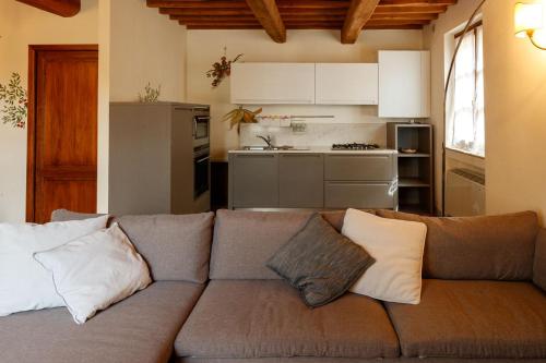 a living room with a couch and a kitchen at Borgo Villa Risi in Siena