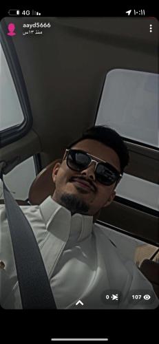 un hombre con gafas de sol sentado en un coche en الرياض, en Riad