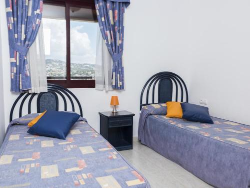 - une chambre avec 2 lits et une fenêtre dans l'établissement Apartamentos Coral Beach Unitursa, à Calp