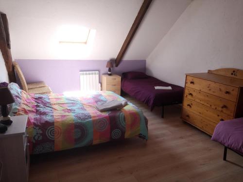 - une chambre avec un lit, une commode et une commode dans l'établissement Eco-Gîte de L'Etang Présent, à Hornaing