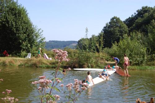 LarochemillayにあるCamping La Foret du Morvan Caravan Joostの水上のボートに乗った人々のグループ
