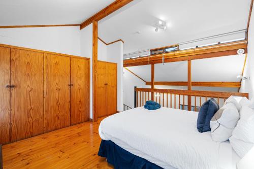 מיטה או מיטות קומותיים בחדר ב-12 Cottesloe Steps To Beach - Sleeps 2