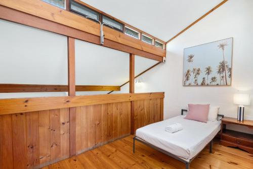 Llit o llits en una habitació de 14 Cottesloe - Steps From Beach - Sleeps 2