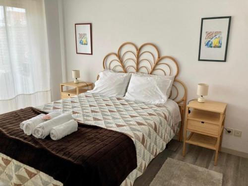 um quarto com uma cama grande com duas toalhas em Rocha’s Apartment REMODELADO! Na praia com terraço em Vila Nova de Gaia