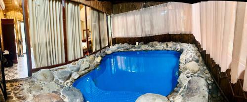寧平的住宿－姆瓦洞生態酒店（杭姆瓦），一座大型游泳池周围拥有岩石