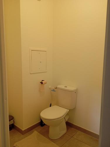 une salle de bain avec des toilettes blanches dans une chambre dans l'établissement TheCALC Homes 2Bedroom+1Kitchen, à Sartrouville
