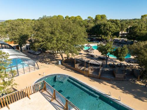 an overhead view of a swimming pool at a resort at Camping Les Prés du Roi in Sommières