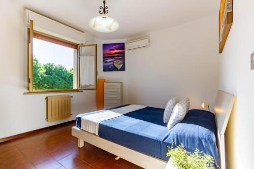 托爾托雷托的住宿－Appartamento Vespucci Trilo Plus - MyHo Casa，一间卧室设有一张床和一个窗口