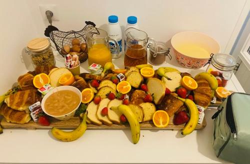 een dienblad met ontbijtproducten en fruit op een aanrecht bij Chez Balthazar in Elnes