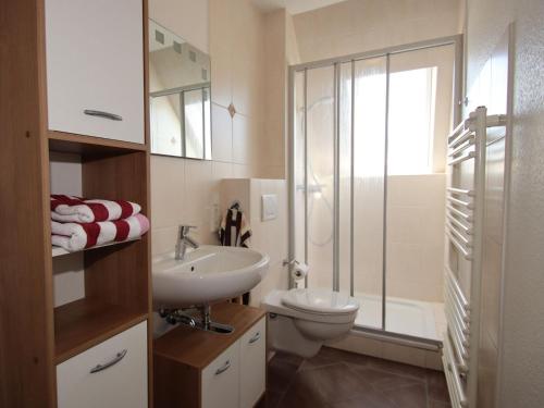 Ένα μπάνιο στο Ferienwohnung Hoddersdiek, Burhave