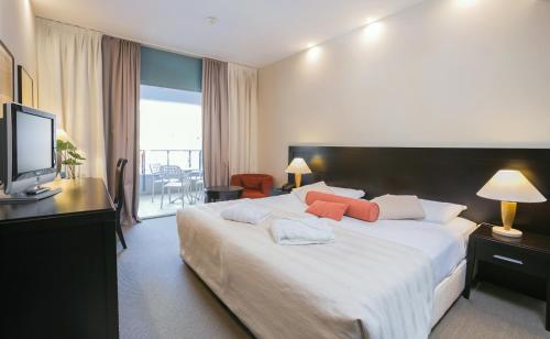 Ένα ή περισσότερα κρεβάτια σε δωμάτιο στο Admiral Grand Hotel