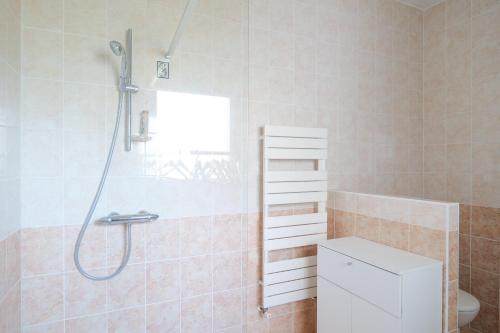 ein Badezimmer mit Dusche und Toilette in der Unterkunft Spacieuse maison avec extérieur quartier Arago Les Sables 7 personnes in Les Sables-dʼOlonne