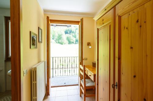 a hallway with a door open to a balcony at Albergo Boschetto Ristorante Pizzeria in Druogno