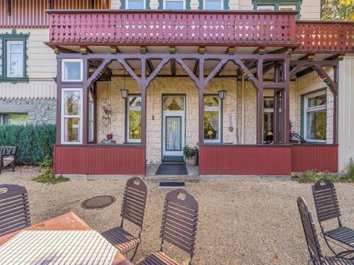 uma casa com uma mesa e cadeiras em frente em Rustic Apartment with Garden in Bad Harzburg Germany em Bad Harzburg