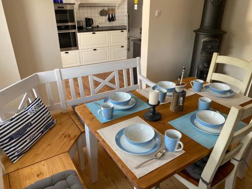 una mesa de comedor con platos azules y blancos. en Ferienhaus Stadthaus, en Wunstorf
