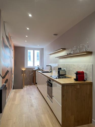 - une cuisine avec un comptoir et une cuisinière four supérieur dans l'établissement Enghien - New studio fully furnished, à Paris