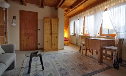 a living room with a couch and a piano at Kleines Nest in Westerrönfeld