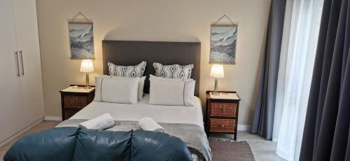1 dormitorio con 1 cama grande y 2 mesitas de noche en Mila's at Panorama en Ciudad del Cabo