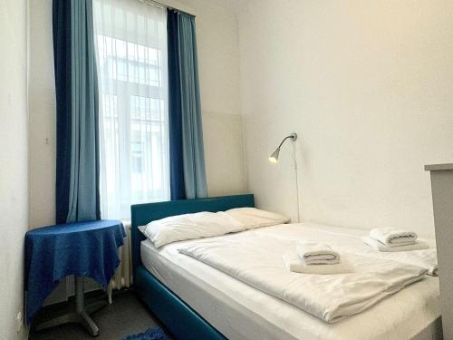 Rúm í herbergi á Very Central, 5 min to city center, Self Check In