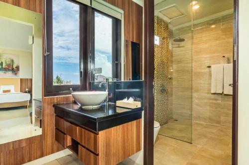y baño con lavabo, aseo y ducha. en White 2 BR Private Pool Villa AN02, en Canggu