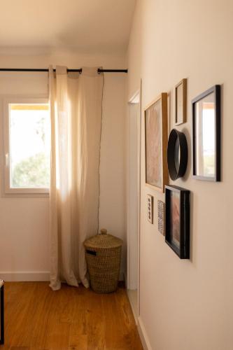 Cette chambre dispose d'un couloir avec une fenêtre et une porte. dans l'établissement Villas Presqu'île de la Lagune, à Saint-Cyprien
