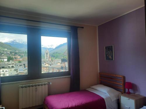 アオスタにあるAppartamento Elisaのベッドルーム1室(ベッド1台、景色を望む窓付)