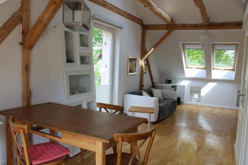 a living room with a table and chairs and a couch at Ferienwohnung am Teupitzsee in Teupitz