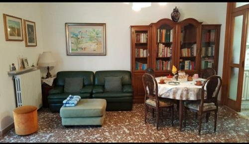 a living room with a green couch and a table at Vintage Sleep in Rimini