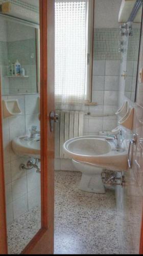 y baño con lavabo, bañera y aseo. en Vintage Sleep, en Rímini