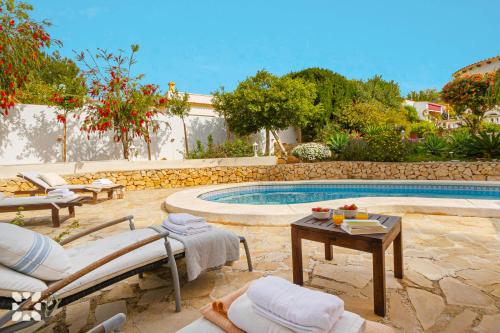 Bazén v ubytovaní Villa Bella Costa by Abahana Villas alebo v jeho blízkosti