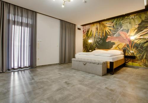 1 dormitorio con 1 cama y un mural tropical en Chillout House, en Sótony