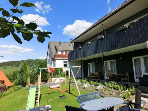 ヴィルデマンにあるSpacious holiday home in Wildemann with gardenの遊び場付き庭