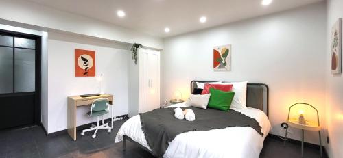 - une chambre dotée d'un lit avec des oreillers verts et rouges dans l'établissement Duo : Ambiance rebelle et zen, proche RER C & Orly, à Athis-Mons