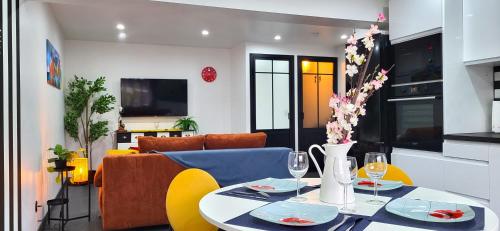 un salon avec une table et un canapé dans l'établissement Duo : Ambiance rebelle et zen, proche RER C & Orly, à Athis-Mons