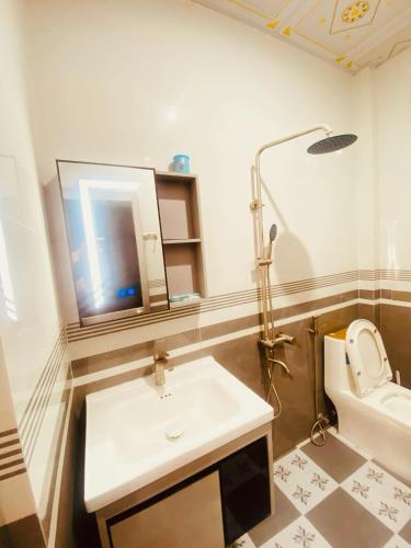 a bathroom with a sink and a toilet at Homestay Phúc Lộc Phú Quý in Cu Lao Thu