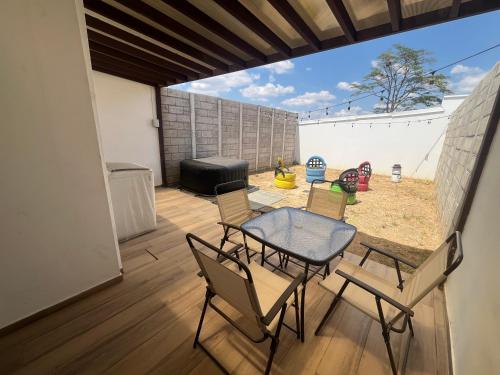 eine Terrasse mit einem Tisch, Stühlen und einem Grill in der Unterkunft Casa de Primavera con Jacuzzi - Santa Ana in Santa Ana